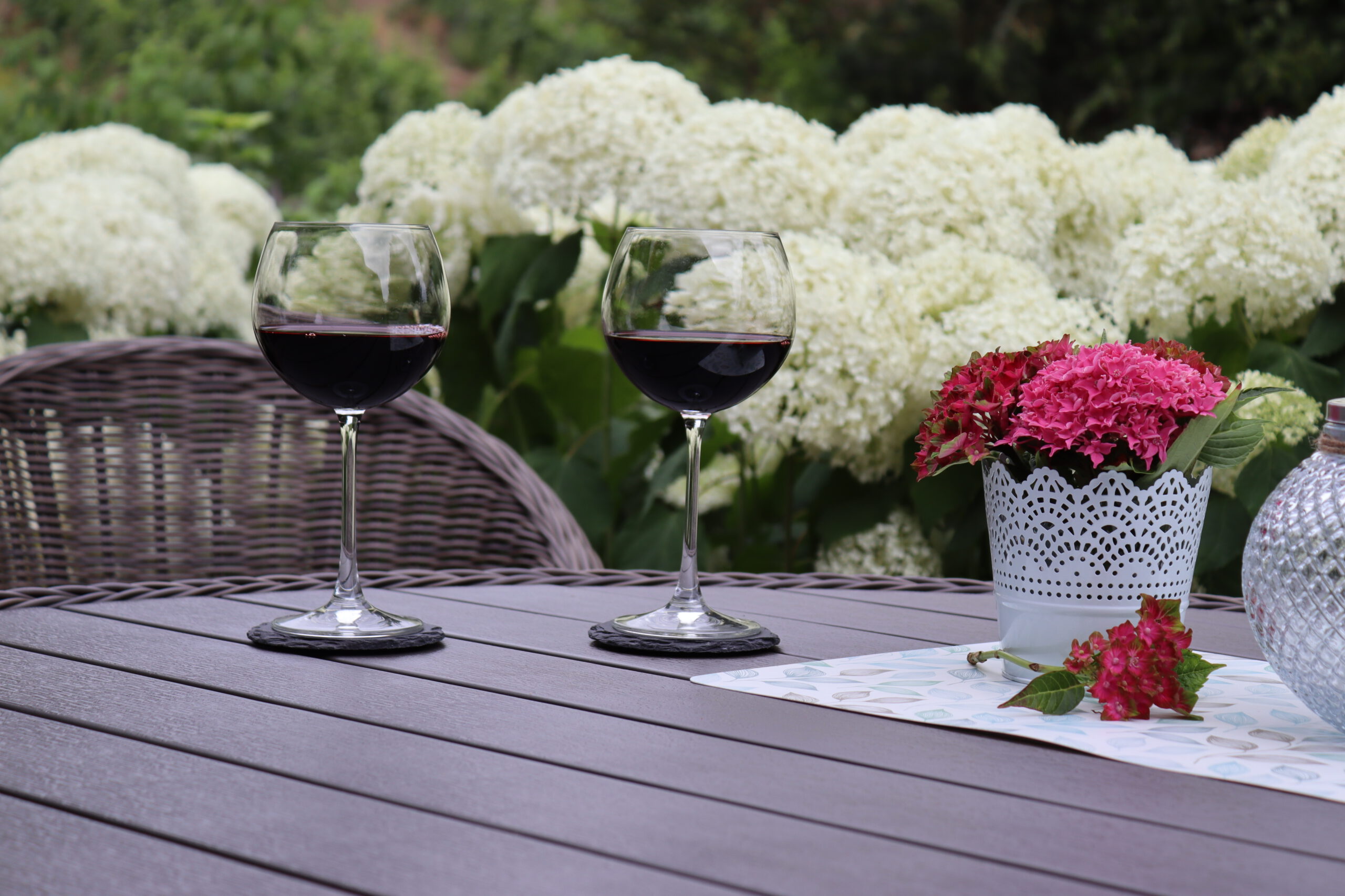 Terrassentisch mit Wein